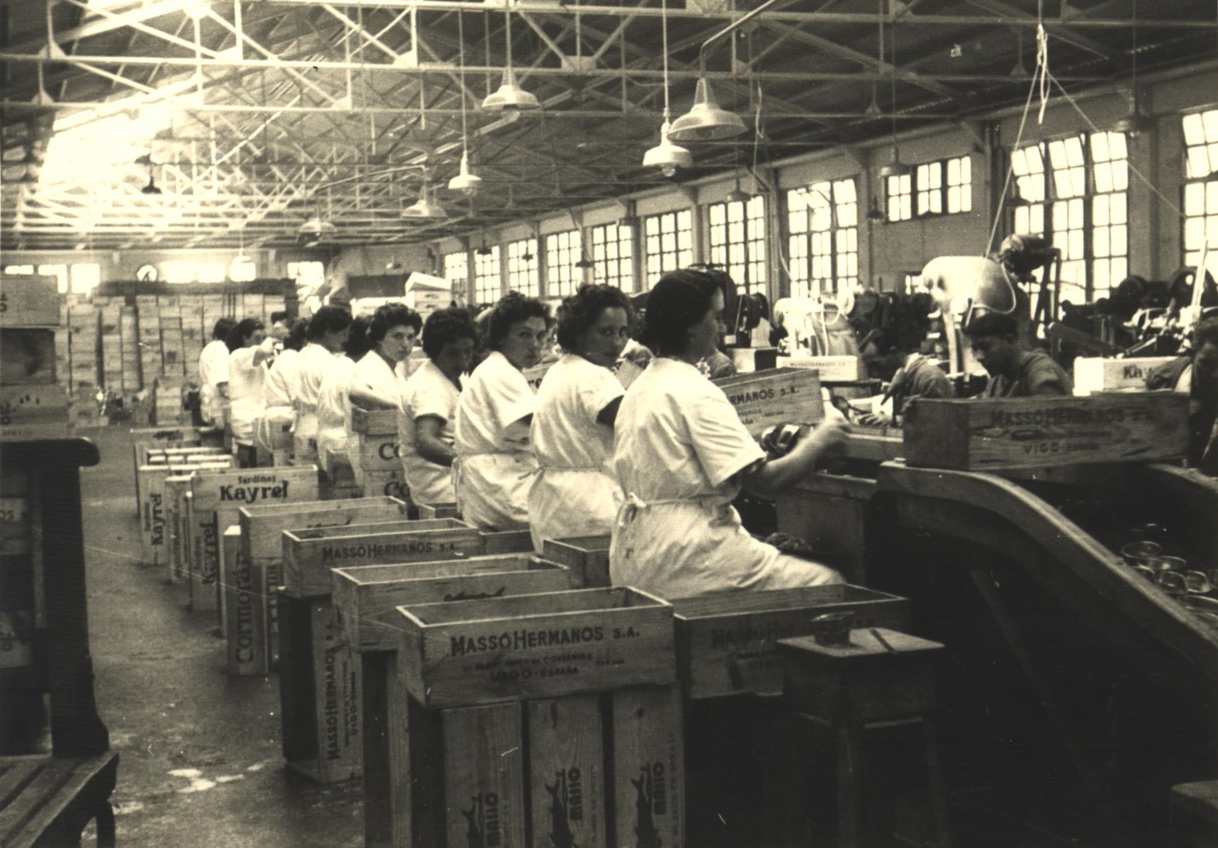 07 dones treballant en una conservera,Vigo_decada dels 60-JPG