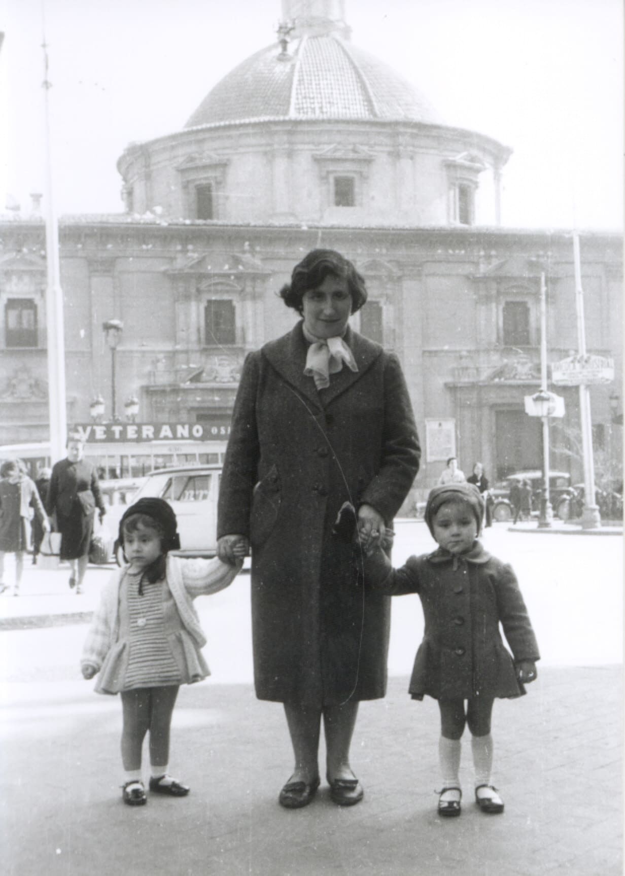 15 Carmen-filla de Remigio amb dos netes en la placa de la Mare de Deu-Valencia 1961-jpg