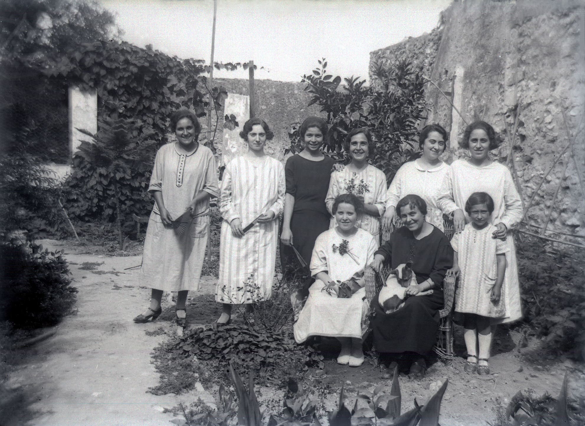 06 Grup de dones en l -hort d -un mas PV