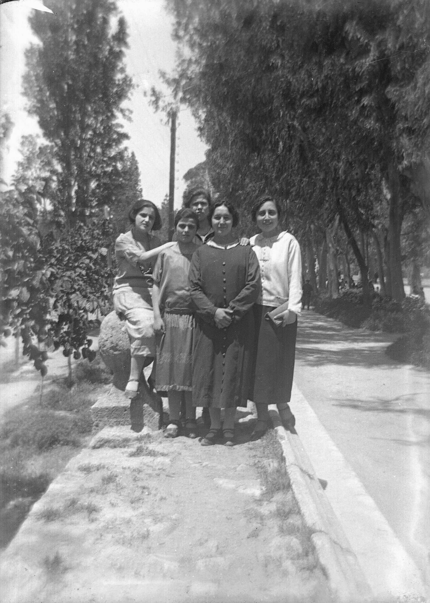 13 A la dreta Amalia- la dona de Remigio amb un Grup de dones en l -Albereda PV 2