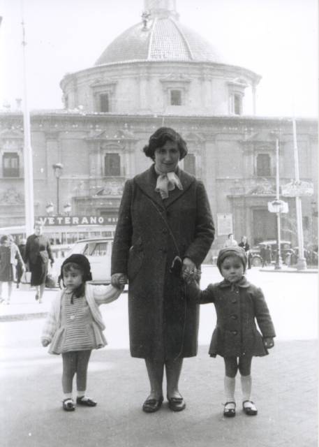 18 Carmen, filla de Remigio amb dos netes en la placa de la Mare de Déu, València 1961de Remigio